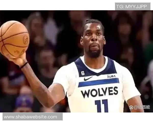 兰德尔上半场表现稳定11投6中贡献14分4篮板1助攻1抢断